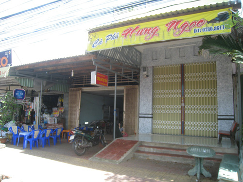 Nhà ông Hôn - cà phê Hưng Ngọc, sát vách trụ sở Công an thị trấn Thới Bình  d