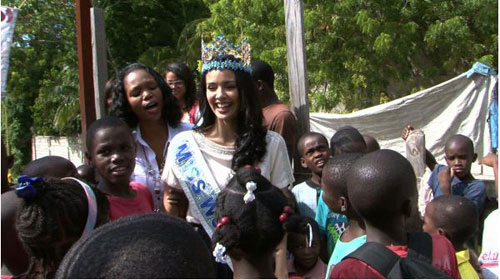 Hoa hậu Thế giới và các em nhỏ trước vụ tai nạn