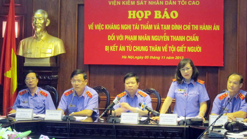 Đại diện Viện KSND tối cao trả lời câu hỏi của báo chí - Ảnh: Hoàng Trang