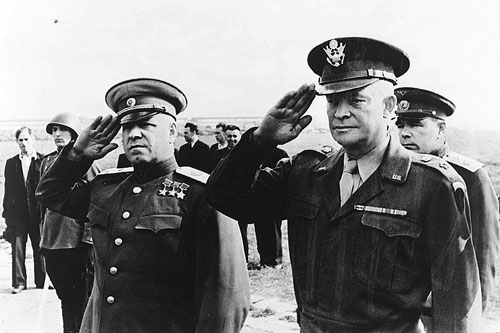 Zhukov (trái) và chỉ huy quân đồng minh Dwight D.Eisenhower - Ảnh: pbs.org