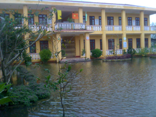 HS Trường tiểu học số 1 xã Quảng Phước (H.Quảng Điền) không thể đến trường do trường bị ngập lụt d