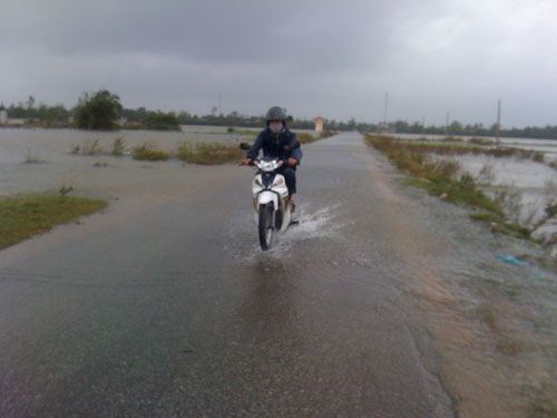 Đường Nguyễn Chí Thanh từ trung tâm H.Quảng Điền đi TP.Huế và một số vùng lân cận bị nước lũ tràn qua trong sáng 7.11