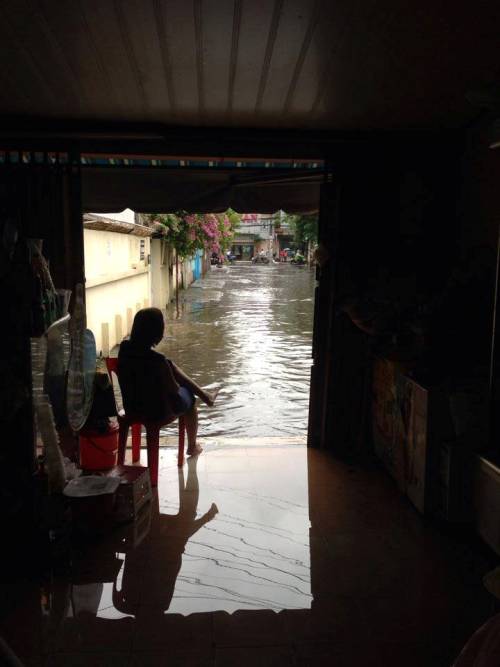 Người dân ở quận Bình Thạnh ngao ngán “ngắm” nước ngập
