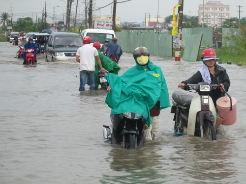 Nhiều người phải dắt bộ giữa dòng nước