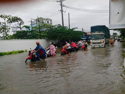 Người dân TP.HCM đau đầu chống chọi với biển nước 3