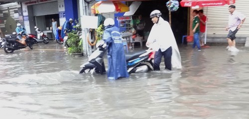 Cận cảnh ngập tại khu vực Q.Bình Thạnh, TP.HCM sáng nay 3