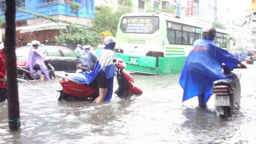 Cảnh ngập sáng nay trên đường D2, Q.Bình Thạnh, TP.HCM 2