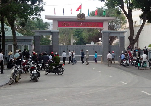 Bức xúc vì bị bắt xe vô cơ, người dân xã Hải Thanh, H.Tĩnh Gia (Thanh Hóa) kéo về trụ sở Công an tỉnh Thanh Hóa