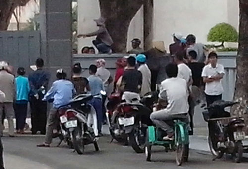 Lực lượng cảnh sát bảo vệ đã phải đóng cổng Trụ sở Công an tỉnh Thanh Hóa vì có quá đông người dân kéo vào trụ sở