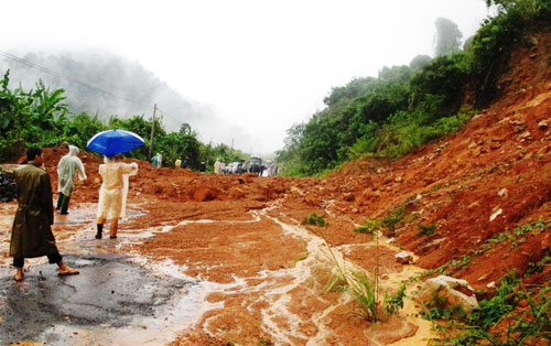 Đường Nha Trang - Đà Lạt bị sạt lở tại km 42+800 (đoạn thuộc xã Sơn Thái, huyện Khánh Vĩnh, Khánh Hòa) d
