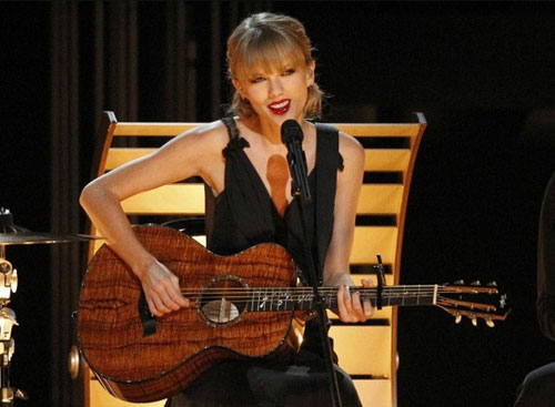 Taylor Swift biểu diễn tại CMA Awards 2013