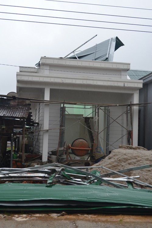Nhà ông Nguyễn Văn Hùng , thôn Phú Thạnh (Hiệp Thạnh) bị tốc mái