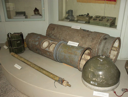 Một số hiện vật thủy lôi trưng bày tại Bảo tàng Hải  quân. Trong 2 cuộc chiến tranh phá hoại, Đế quốc Mỹ đã thả hơn 14.000 quả thủy lôi các loại xuống các tỉnh ven biển từ Quảng Ninh tới Quảng Trị