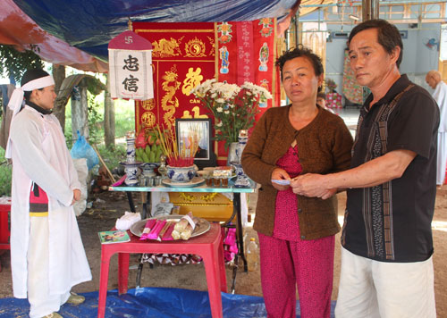 Đại diện chính quyền địa phương trao tiền bạn đọc hỗ trợ cho bà Hồ Thị Cường, người mẹ có 2 con bị lũ cuốn trôi - d