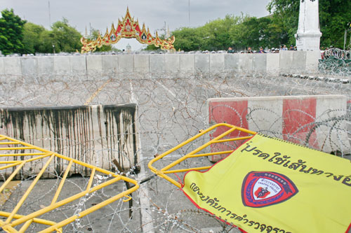 Hàng rào kẽm gai ngăn người biểu tình trước tòa nhà chính phủ Thái ngày 8.11 - d