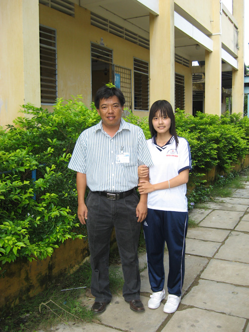 Thảo Nguyên và thầy Trương Sơn, phó hiệu trưởng trường THPT Nguyễn Bỉnh Khiêm tỉnh An Giang, người có ảnh hưởng lớn đến những nỗ lực học tập của cô bạn