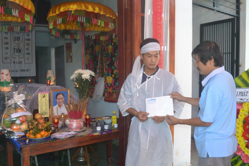 Đại diện Báo Thanh Niên trao tiền hỗ trợ cho gia đình nữ PV Hồng Sen - d