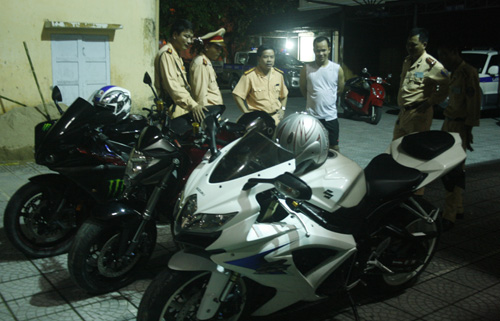 Ba chiếc mô tô phân khối lớn bị đưa về tạm giữ tại trụ sở PC 67 Công an tỉnh Thừa Thiên – Huế