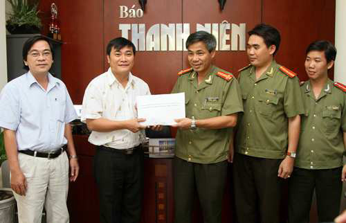 Đại diện Báo Thanh Niên nhận quà từ thiện từ Tổng cục An ninh I phía Nam - d