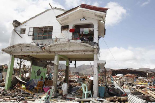 Người Việt trong vùng thảm họa Tacloban: Mong đồ ăn thức uống từng giây 1