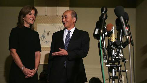 Bà Caroline và Đại sứ Nhật tại Mỹ, ông Kenichiro Sasae