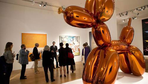 Tác phẩm “Balloon dog” màu cam trị giá hơn 58 triệu USD - Ảnh: AFP