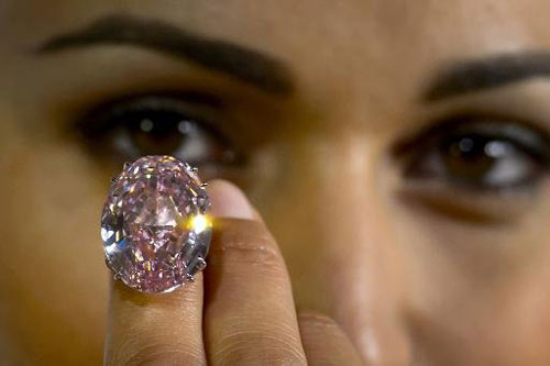 Kim cương Ngôi sao hồng được bán với giá kỷ lục vào hôm 13.11 - d