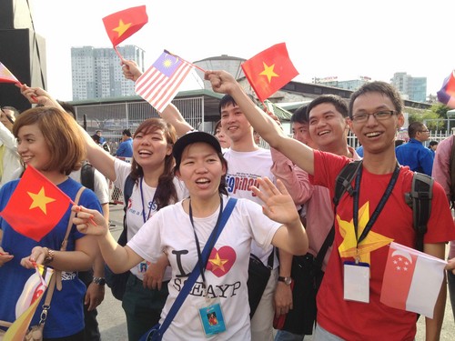 Các bạn trẻ, tình nguyện viên của Việt Nam đón tiếp nồng nhiệt các đại biểu SSEAYP 1