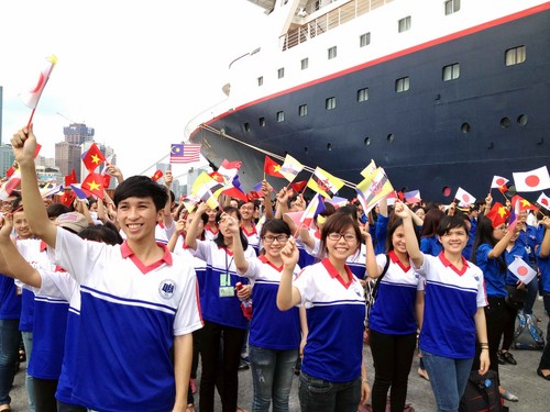 Các bạn trẻ, tình nguyện viên của Việt Nam đón tiếp nồng nhiệt các đại biểu SSEAYP 3