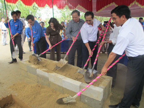 Đại diện lãnh đạo Trung ương Đoàn, Hội LHTN Việt Nam tỉnh Thừa Thiên – Huế cùng đoàn thể địa phương động thổ xây dựng 10 ngôi nhà nhân ái