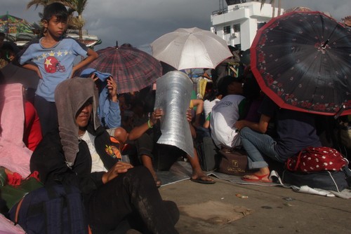 Rất đông người chờ cơ hội được thoát khỏi thành phố chết Tacloban
