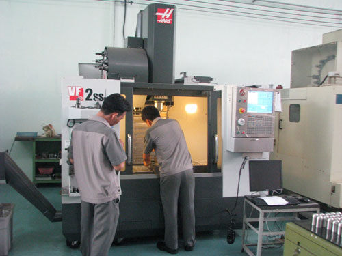 Nhân viên Vĩnh Thành đang gia công chi tiết máy bằng máy CNC hiện đại. (xem thêm)