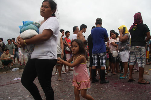 Người dân Tacloban nhận hàng cứu trợ - d