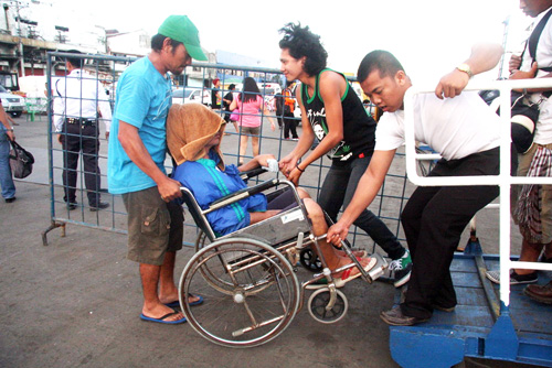 Người tị nạn Tacloban xuống phà, tiến về thành phố Cebu - Ảnh: Đỗ Hùng