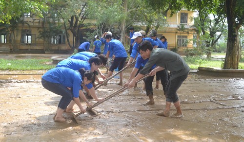 Đoàn viên thanh niên giúp trường học dọn vệ sinh