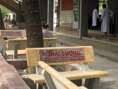 Những chiếc ghế đá quảng bá sản phẩm 'tế nhị' tại tịnh xá - Ảnh: Lương Ngọc