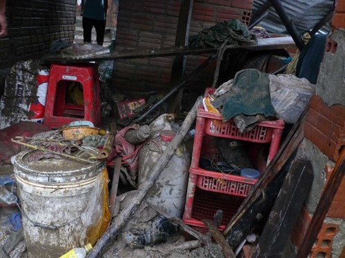 Tài sản của nhiều gia đình huyện Tây Sơn bị hư hỏng, dính đầy bùn đất sau lũ