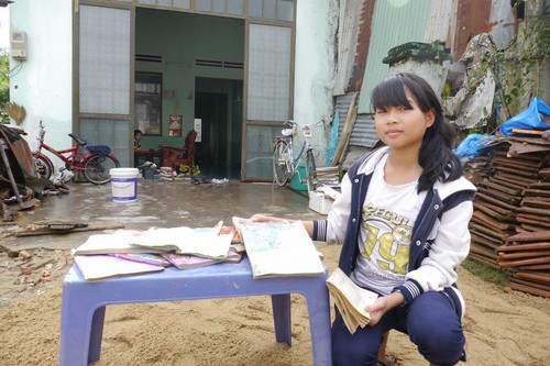 Toàn bộ sách, vở của em Nguyễn thị Mỹ Lệ (học lớp 8A2 Trường THCS Võ Xán, thị trấn Phú Phong, huyện Tây Sơn, Bình Định) bị ướt gần hết