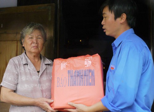 Hàng cứu trợ của Báo Thanh Niên được trao tận tay bà Đỗ Thị Bích Nhung (65 tuổi) ở thôn Phú Hòa, xã Tây Xuân, huyện Tây Sơn