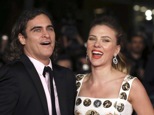 Hai diễn viên chính của phim Scarlett Johansson và Joaquin Phoenix tại LHP Rome lần thứ 8 - Ảnh: Reuters