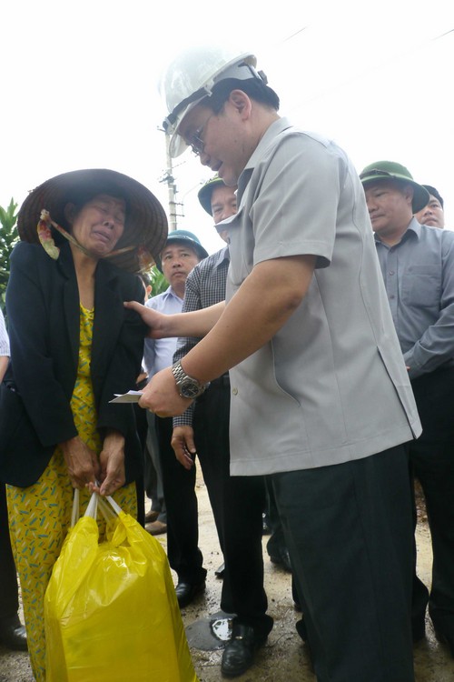 Bà Hoa bật khóc khi nhận quà từ tay Phó thủ tướng Hoàng Trung Hải