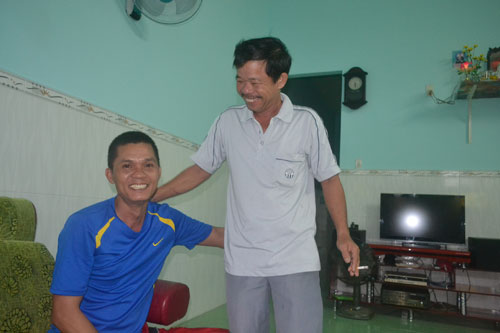 Anh Cư kể lại chuyện thoát khỏi “địa ngục” Tacloban - Ảnh: Trần Đăng
