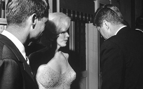 Cuộc hội ngộ định mệnh giữa John F.Kennedy (phải) và nữ diễn viên Marilyn Monroe - Ảnh: AFP