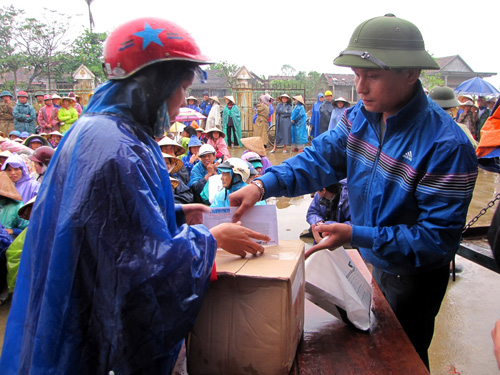 Đại diện Báo Thanh Niên trao quà cứu trợ của Tổng cục An ninh 1 cho người dân Quảng Sơn - Ảnh: Trần Viết
