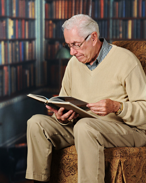 Lợi ích của việc đọc, viết với người già