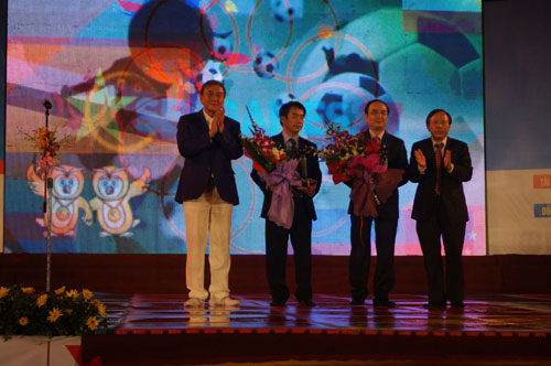 Trưởng đoàn TTVN tham dự Seagame 27 tặng hoa cho các nhà tài trợ