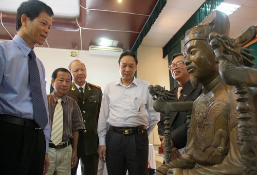 Bên tượng đồng Tổng đốc Hoàng Diệu do Hội Khoa học lịch sử Việt Nam đúc tặng