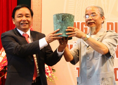 Sở VH-TT-DL Quảng Nam tiếp nhận tượng trưng cổ vật hiến tặng từ Trung tâm UNESCO nghiên cứu bảo tồn cổ vật Việt Nam và Công ty Đoàn Ánh Dương