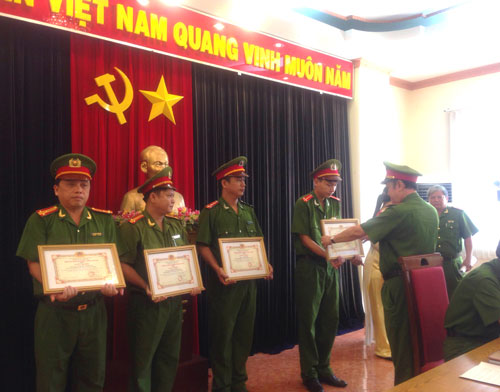 Thiếu tướng Nguyễn Phi Hùng trao thưởng và giấy khen d