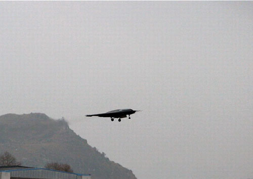 Chiếc Lợi Kiếm của Trung Quốc bay thử nghiệm - Ảnh: cjdby.net